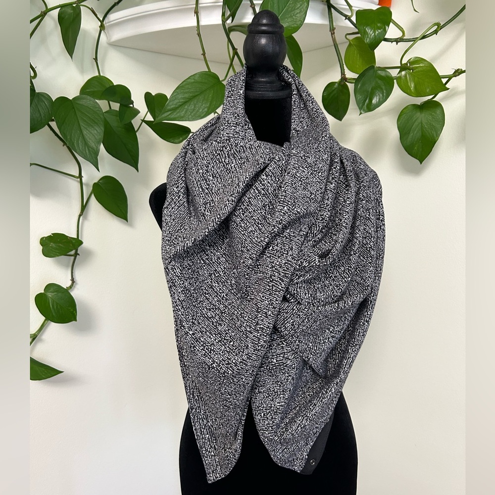 Lululemon Vinyasa Wrap / Customizable Snap Scarf